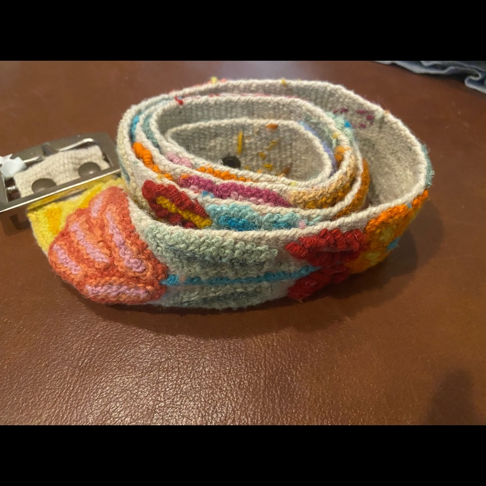 Like New! ALMA SOUL embroidered belt sz L/XL
